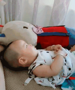 |搞笑GIF:她是我的亲生孩子,我一下子就懵了,让我想想