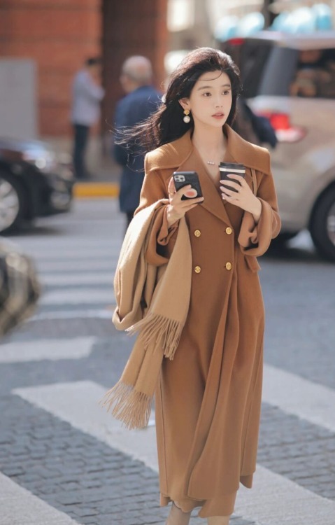 花花绿绿|别再穿一身黑了,今年流行的“棕色大衣”,是真好看,漂亮大气!
