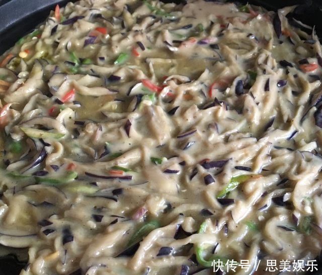 茄子青椒鸡蛋饼,做出的饼蓬松柔软,薄皮大馅