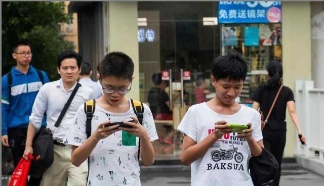 老师应该用爱动其心，以严导其行，这才是教育学生最合适的方法！