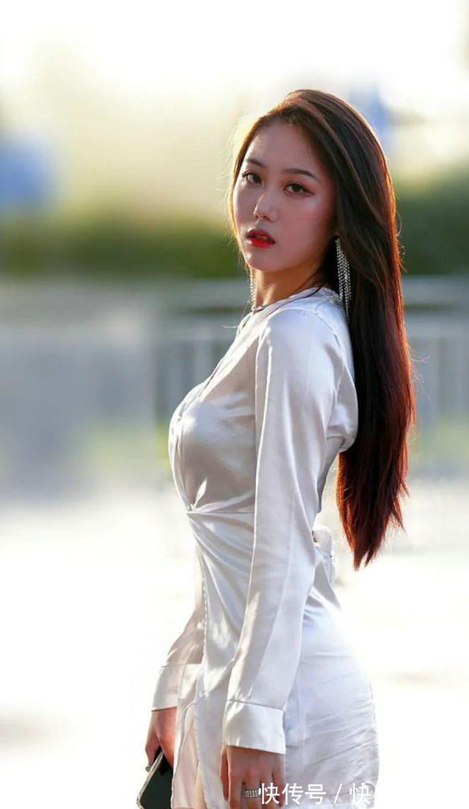衬衫裙|高颜值的小姐姐，身穿白色衬衫裙的她，整个人的气质看上去特优雅