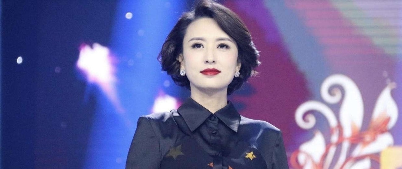 她是央视主持人,却嫁给了大自己20岁的老公,两人站一起就像父女