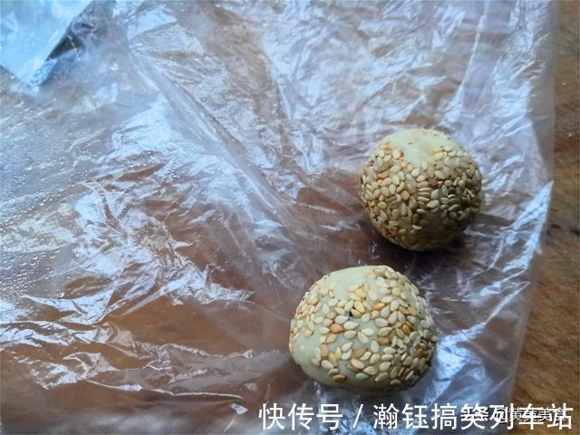 红薯|红薯芝麻团，趁热吃香酥甜糯，吃了一个又一个，根本停不下来