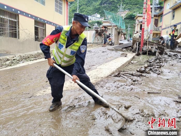 怒江|云南泸水突发泥石流 民辅警奋战8小时安置受灾群众176人