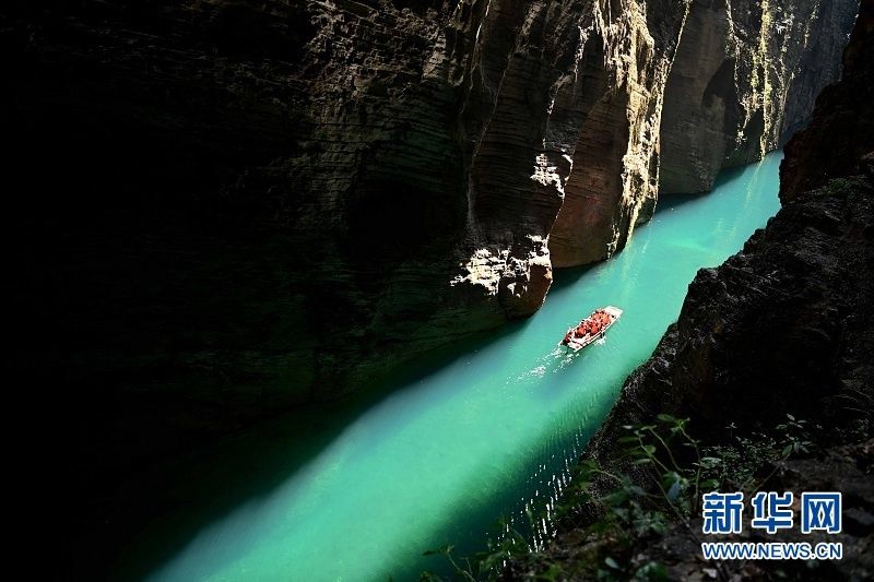 碧水潺潺|湖北屏山:峡谷圣境舟悬浮