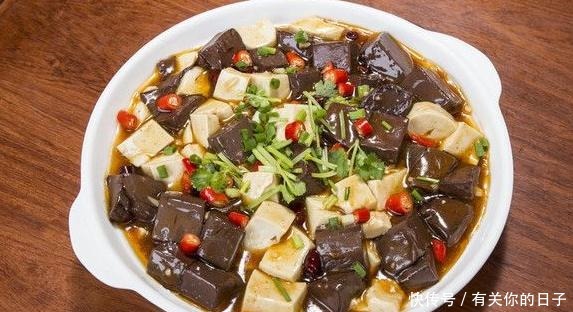 炒猪血时,最忌直接下锅,多做1步,猪血滑嫩不腥,很好吃!