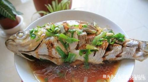  酱油|蒸鱼时，有人放盐也有人放酱油，酒店大厨错了！