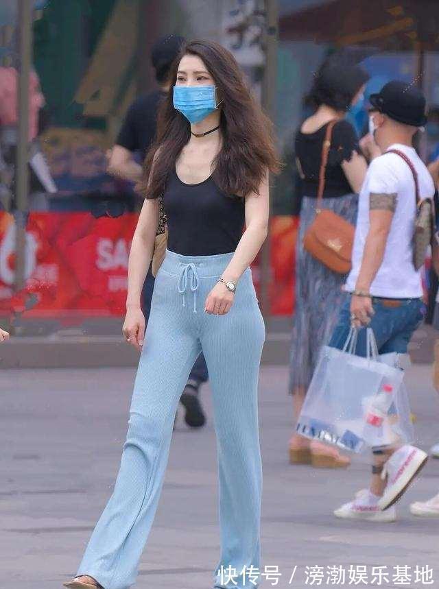 大师们 黑色无袖上衣搭米色打底裤,高级又优雅的配色,都市女性必备穿搭