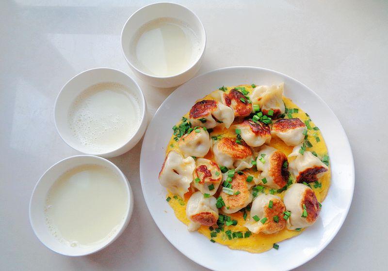 我家冬天早餐，鸡蛋煎饺配豆浆，十几分钟搞定，好吃又暖和