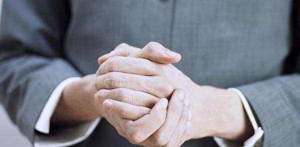 体内有没有血栓,晚上睡觉观察手脚就知道,3个动作就能畅通血管