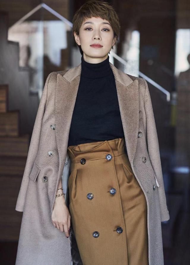 优雅|40岁左右的女人别毛衣配裤子,学马伊琍毛衣“新搭配”,很高级