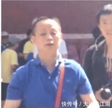老丈人|章泽天父亲和刘强东合影，站女婿身后十分拘谨，毫无老丈人样子！