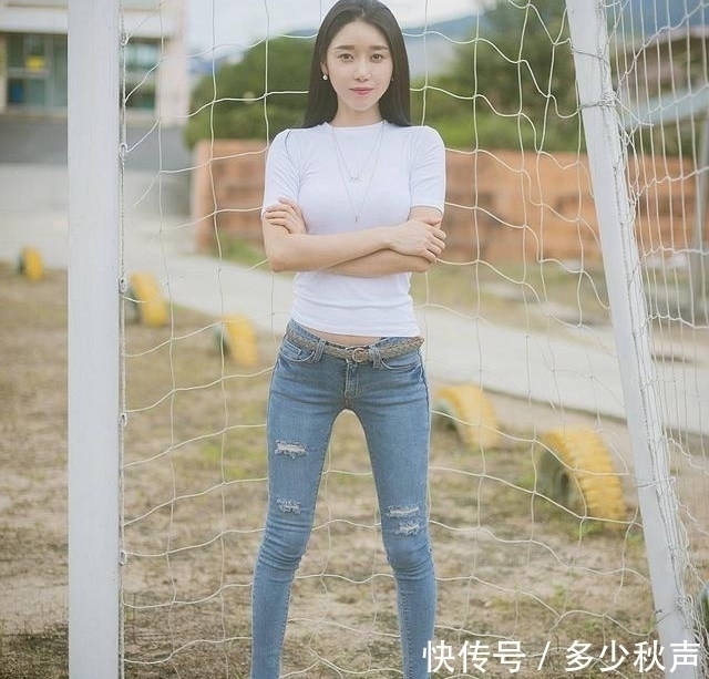 牛仔裤 时尚搭配的牛仔裤美女,展现出迷人的细细腰身!