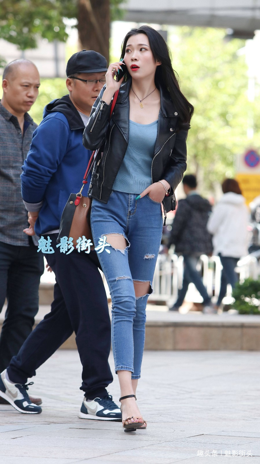 破洞|时髦的小姐姐用皮衣搭破洞牛仔裤,展现完美身材,帅气又不失妩媚