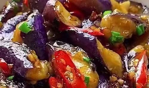 现在才晓得，炒茄子不能先放油，大厨教你1招，不发黑也不吸油