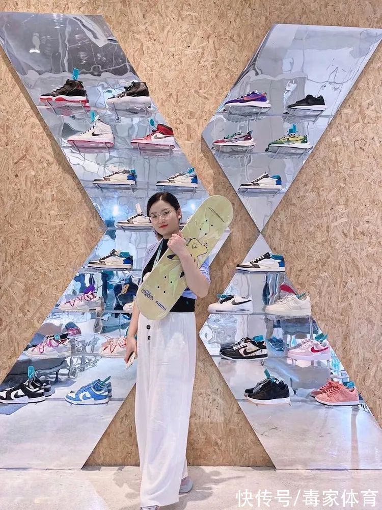 落地窗前 家人们,我奔现了!得物新店下一站,是你的城市吗?