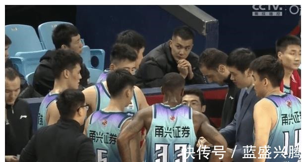 排行|CBA排行北京输球排名差,黑马7分险胜升第6,郭士强又赢了!