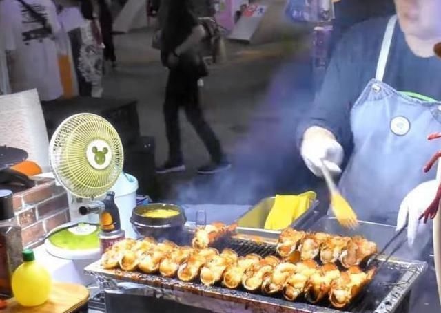 大叔|胖大叔卖“奢侈小吃”,50元一个,不准食客挑,食客却排着长队买