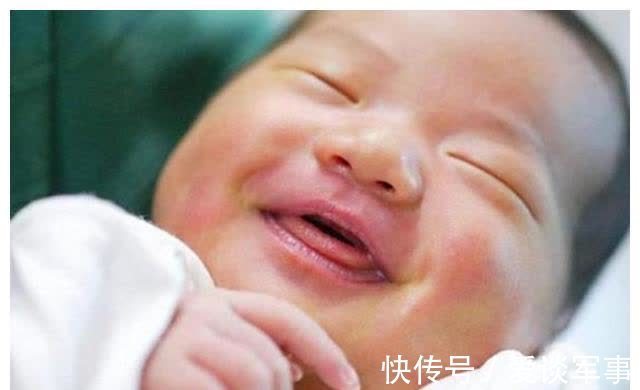 父母们|婴儿对着母亲“微笑”,医生伸手就是一巴掌,了解原因后宝妈道谢