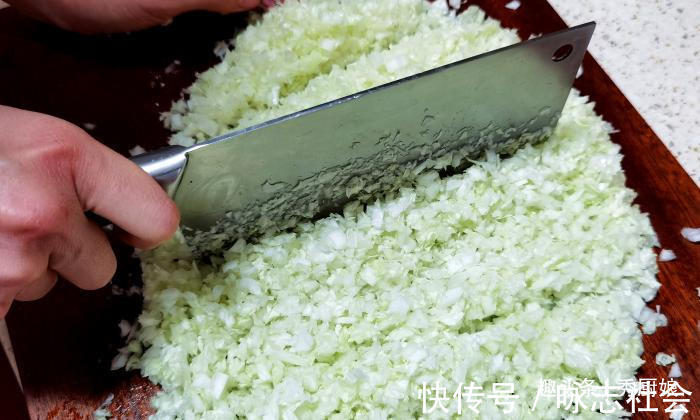 老师傅|包白菜饺子时,记住老师傅的“2放2不放”,饺子鲜嫩多汁,特好吃
