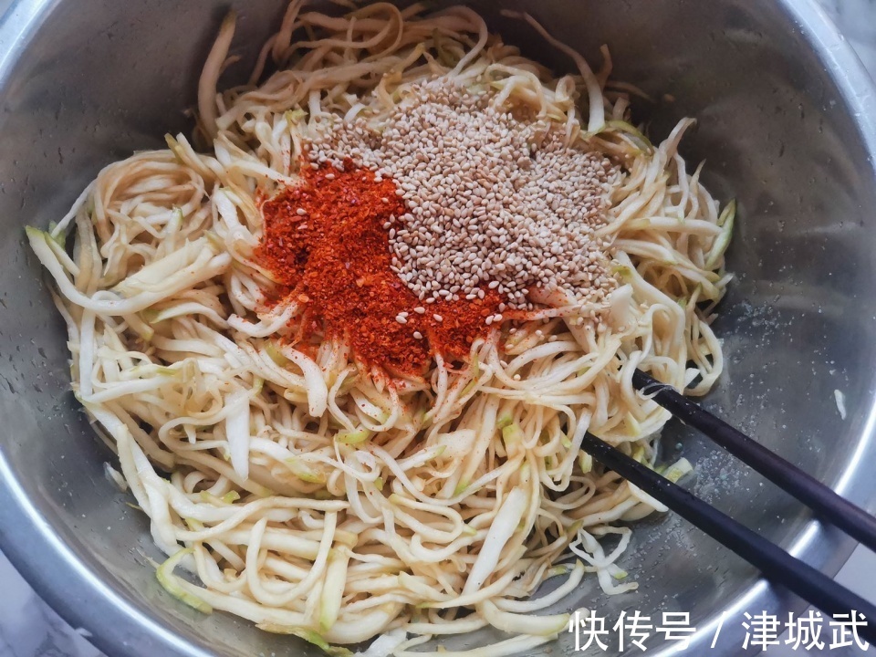 这碱性食材1块钱一斤,比萝卜还养人,拌拌吃一冬也不坏,杀菌防感冒