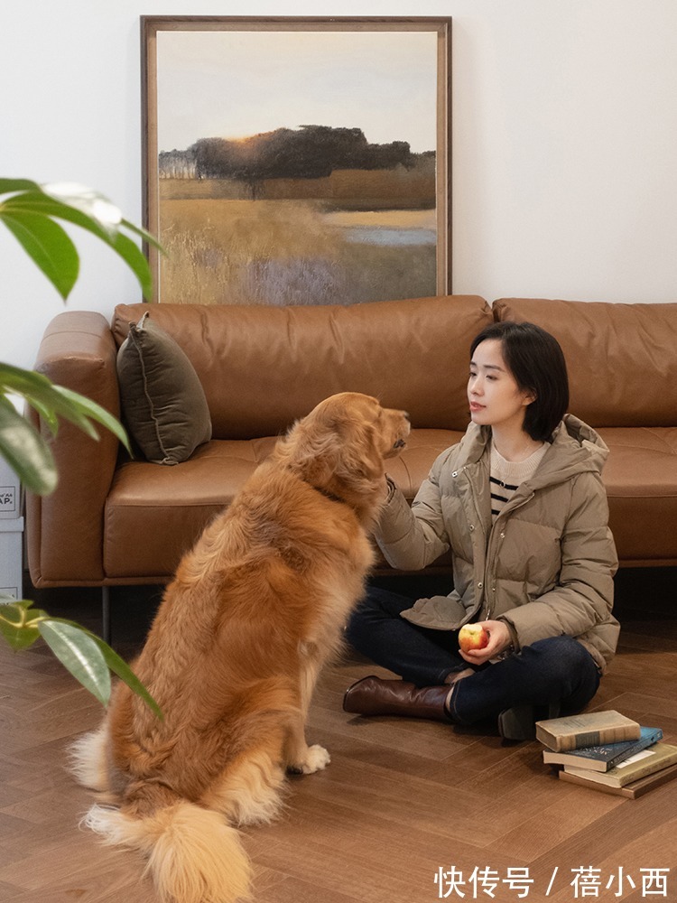 小白鞋 奔三奔四的女人别穿得太薄，试试这些羽绒服混搭，轻松美出新高度