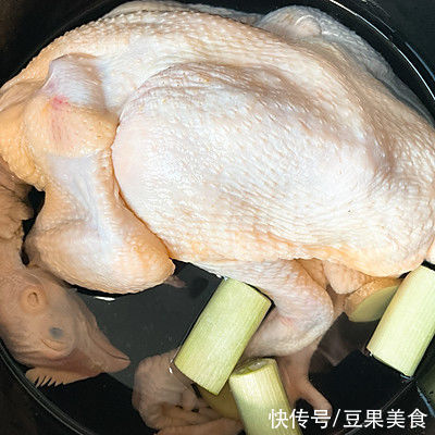 配着这盘#清香麻爽秒入魂#藤椒鸡，米饭可以吃三大碗