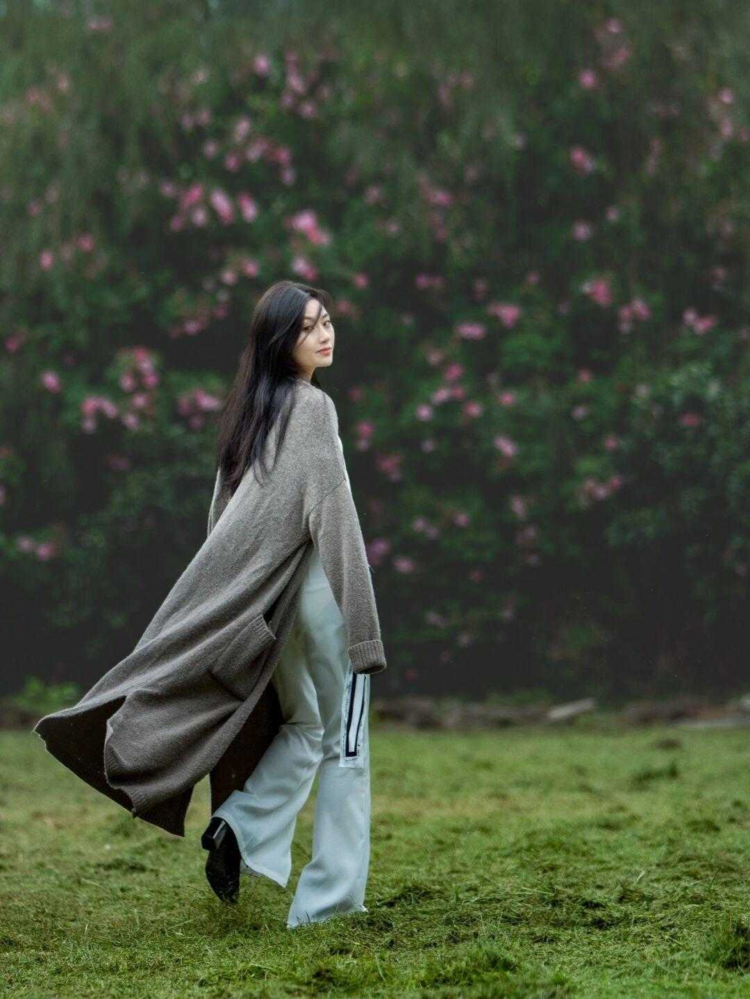 小姐姐 秋冬穿大衣,尽量少配打底裤!搭配半身裙高级又时髦,温柔又优雅