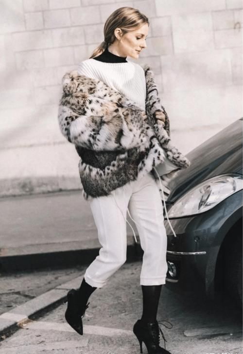 时髦的女人很少选阔腿裤了，今年流行的是“豆腐裤”，显瘦又显高