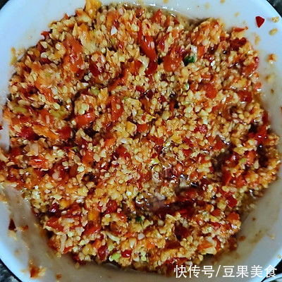 我家做自制蒜蓉辣椒酱?就用这个方法,解馋又营养