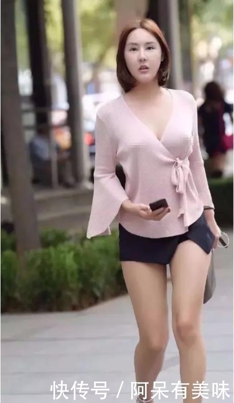 街拍偶遇不穿内衫的小姐姐，粉色V领衫，谁与争锋