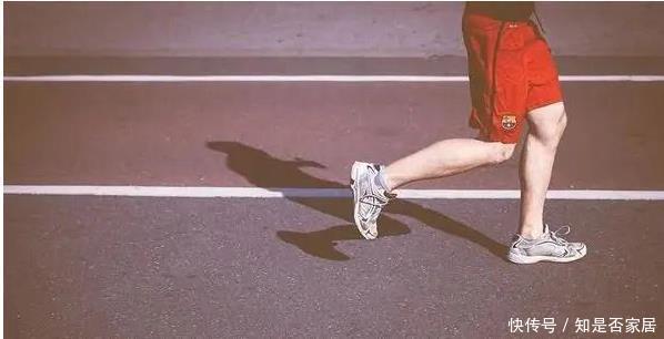 膝关节|常做3件事,等于给膝盖“上刑”!再不注意,老来花钱买轮椅