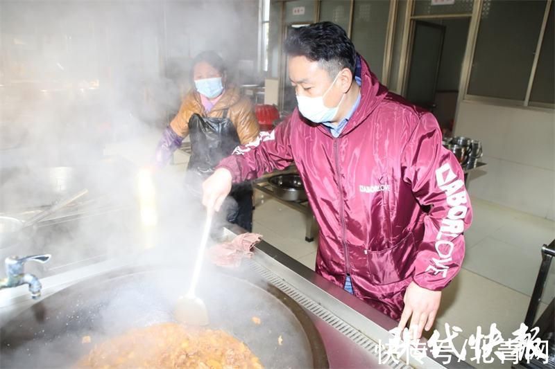 敬老院|婉拒顾客，饭店老板自带食材为百位孤老掌勺年夜饭