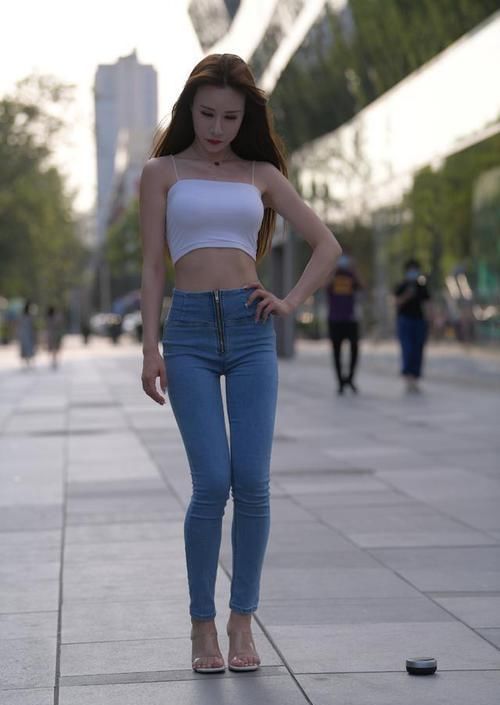 牛仔裤的魅力到底有多大?看看小姐姐们的这些搭配,率性又洒脱