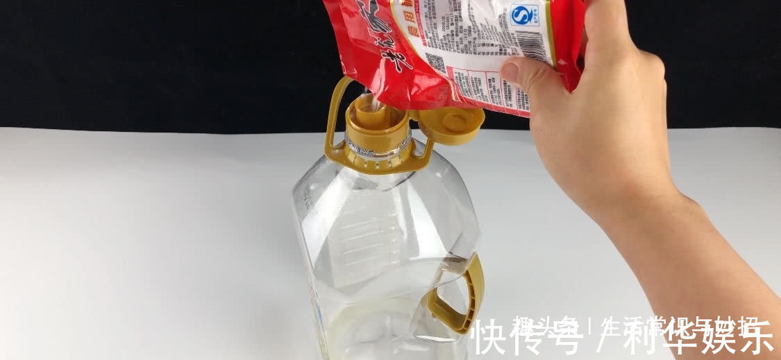 清洗油桶不用一滴洗洁精，把它放进油桶里，洗完跟新的一样干净