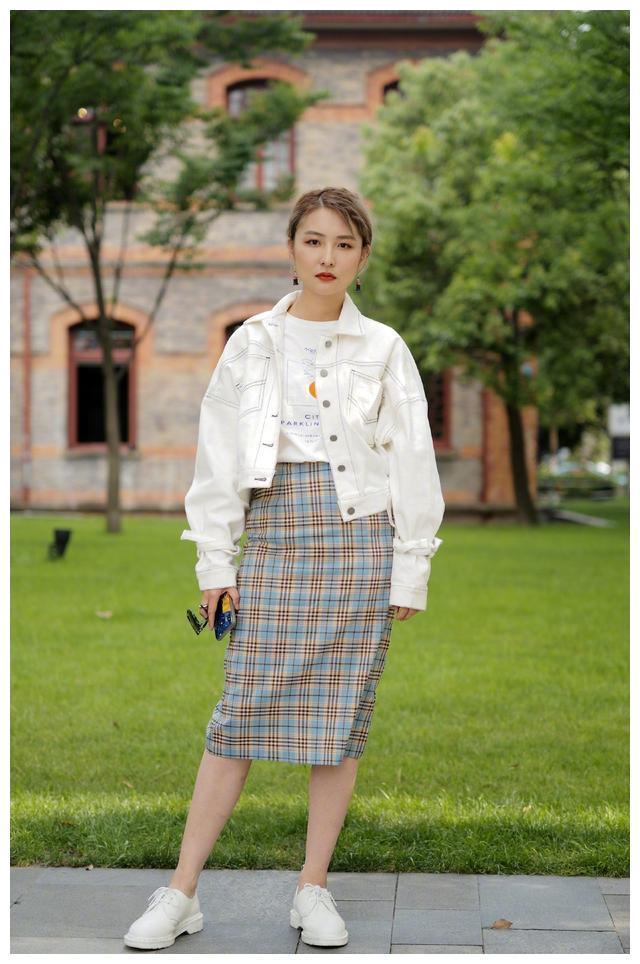 上档次|今年“短上衣+半身裙”的穿法火了! 时髦显高上档次, 美得很高级