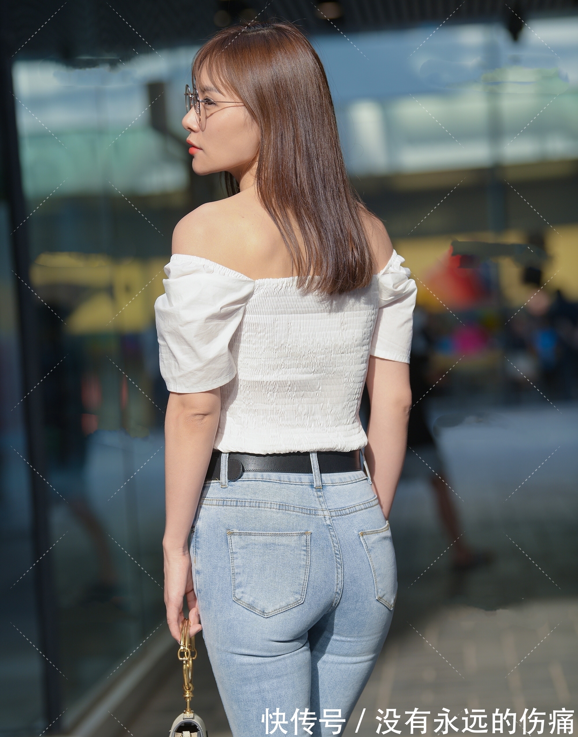 小仙女|一字肩上衣凸显气质，搭配牛仔裤，精致端庄还显瘦，秒变时髦精