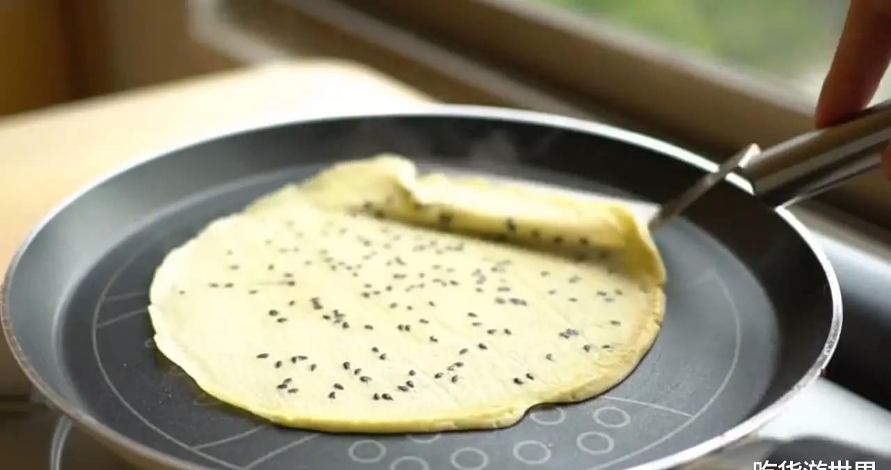 想吃蛋卷不用去买了,3个鸡蛋加一碗面粉,用手一捏就碎