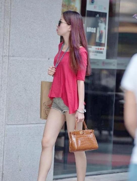 街拍：身材纤细的美女，卫衣配白色短裙，展现出青春靓丽气息