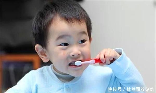 牙齿|3岁娃一口''鲨鱼牙'',妈妈还夸咬东西锋利,医生无知害了孩子