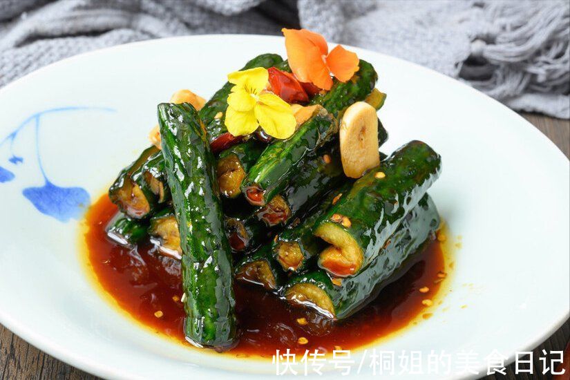 腌黄瓜，切忌放上调料直接拌，多加2步，黄瓜更入味，又香又爽脆