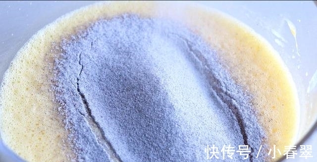 牛奶|黑米发糕做法,鸡蛋加牛奶上锅蒸一蒸,软糯香甜营养满满