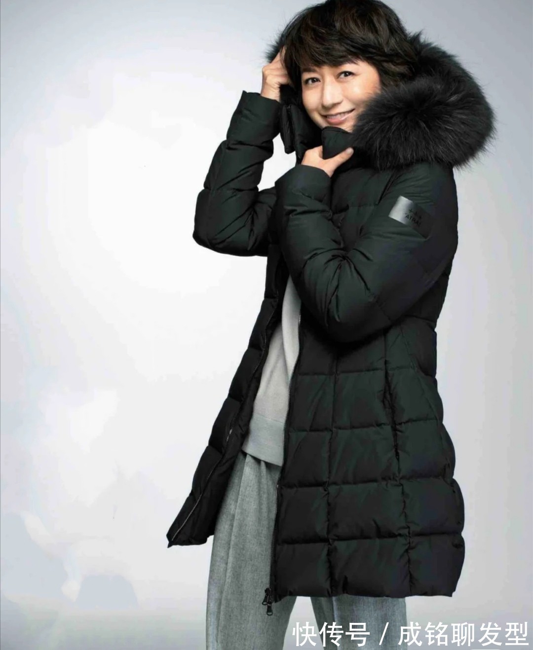 裤装 “羽绒服+长裤、连衣裙”,时尚保暖两不误,五六十岁穿更减龄