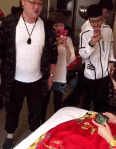 |搞笑GIF:这是一条神奇的裙