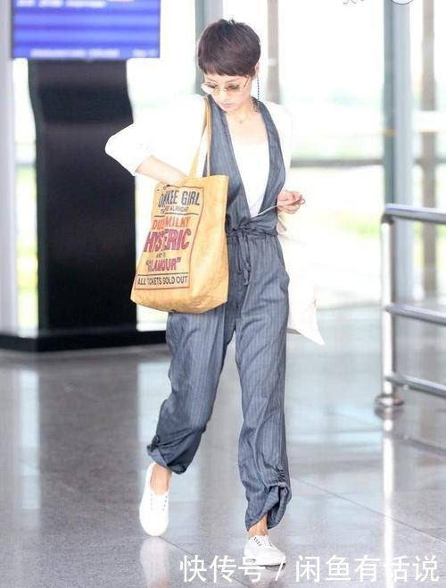 白t|马伊琍果然是清流,白T领口都变形成这样还穿,配背带裤还挺时髦