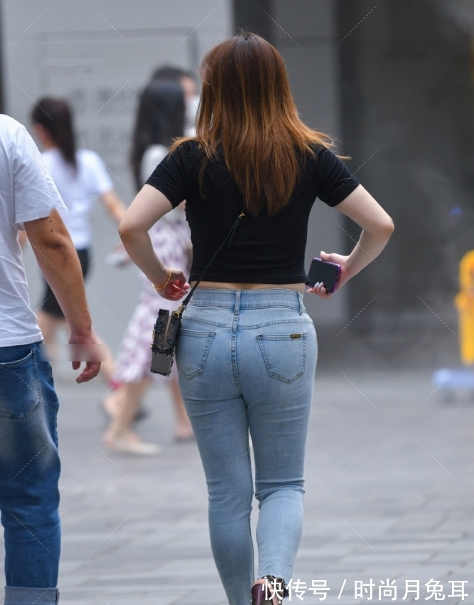 牛仔裤|早秋装扮,牛仔裤惹人偏爱,让你简单搭配就足够休闲靓丽