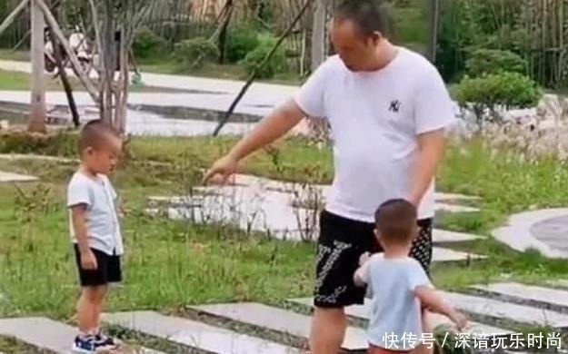 回家|爸爸带双胞胎儿子出去玩,快天黑了都没回家,妈妈找到后哭笑不得