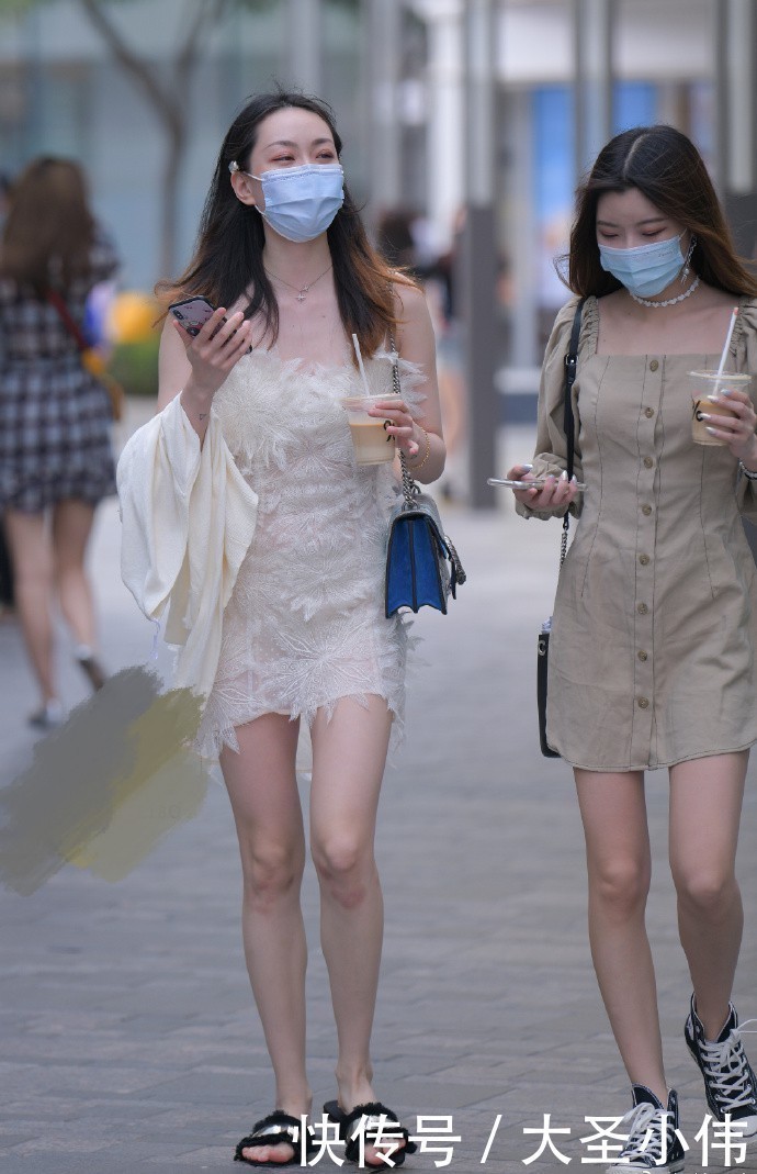 街拍|美女街拍很仙气的羽毛裙,打造一种“朦胧美”,但脚上一双“拖鞋”让气质全无