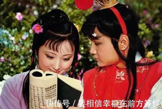 薛宝钗|林黛玉和薛宝钗都想嫁给贾宝玉,王熙凤支持谁?1颗珍珠里有答案