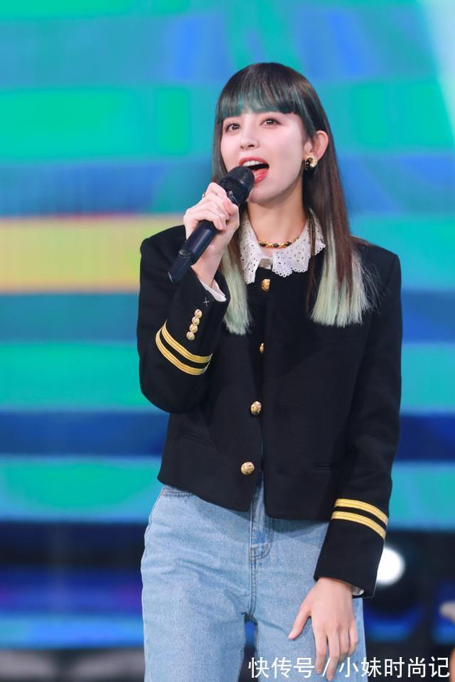 娜扎|娜扎再登《快本》,穿制服配挑染发型,又是被她美到的一天